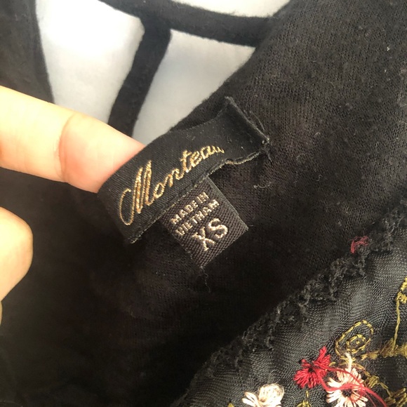 Black flowy tank top - Picture 2 of 3